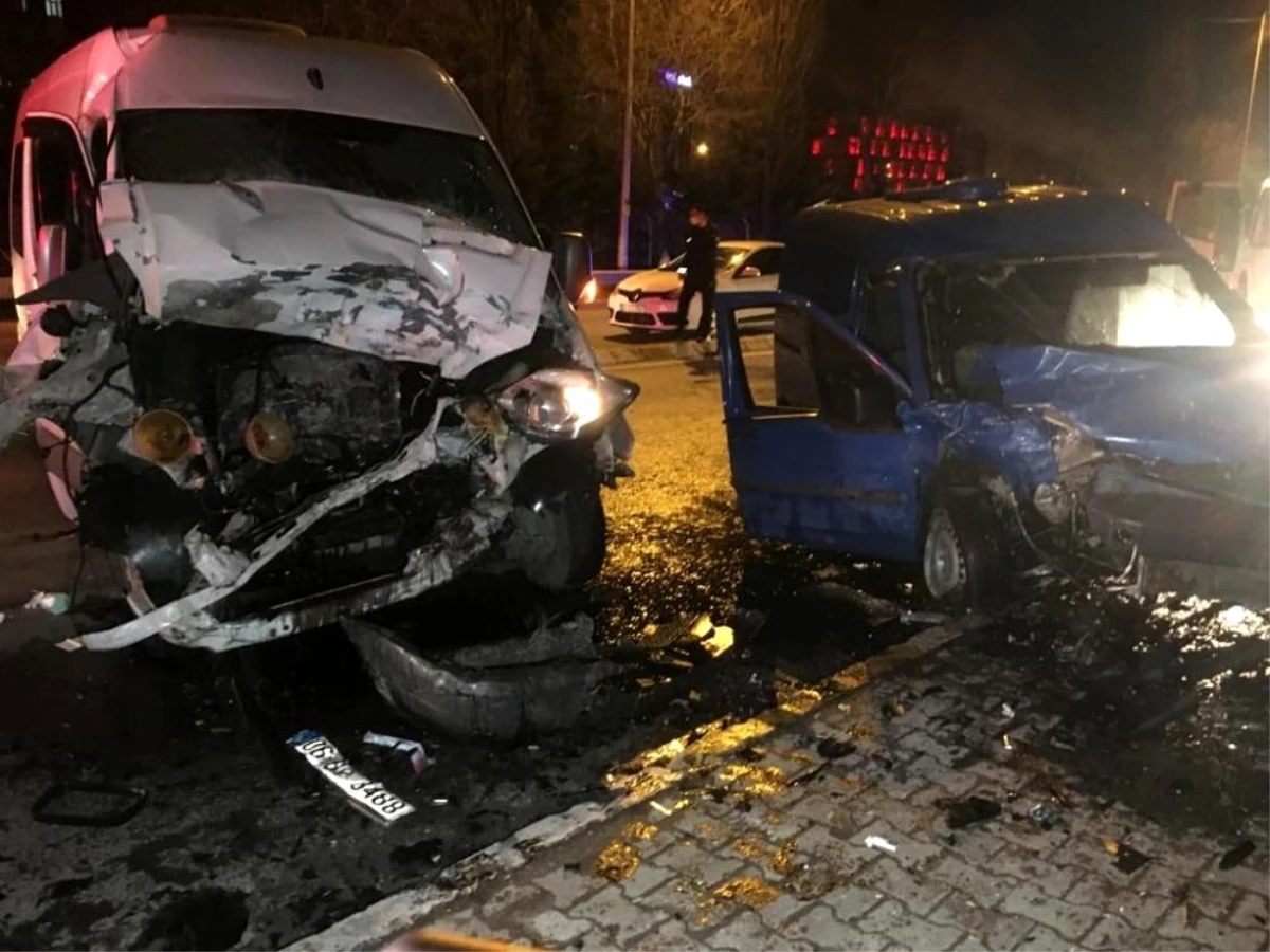 Sultanbeyli\'de kısıtlamayı delen sürücü minibüs ile kafa kafa çarpıştı: 2 yaralı
