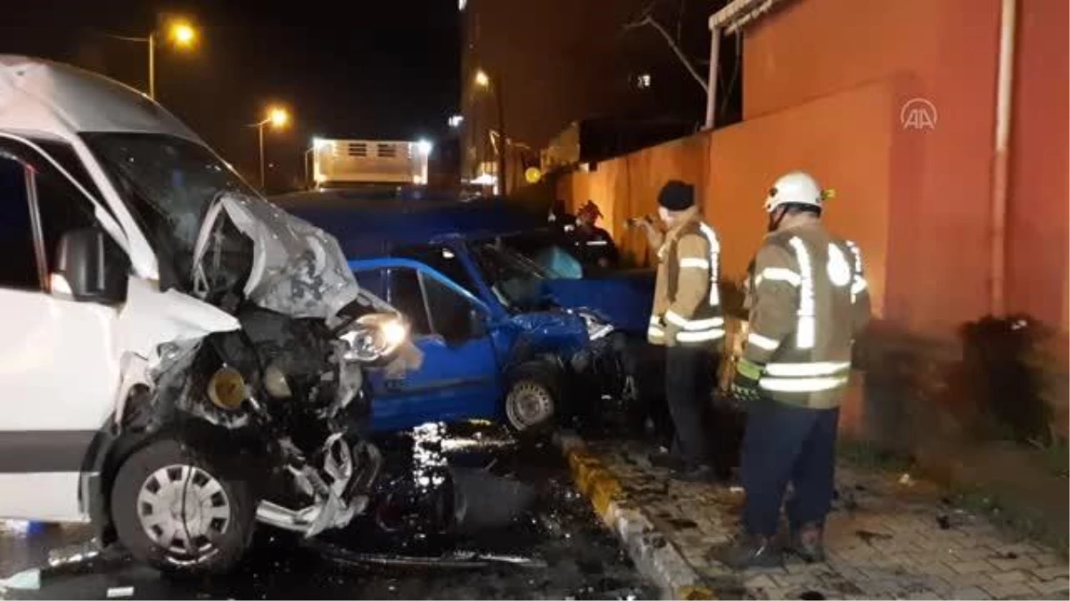 Sultanbeyli\'de ters istikamete girerek servis aracıyla çarpışan panelvandaki 2 kişi yaralandı