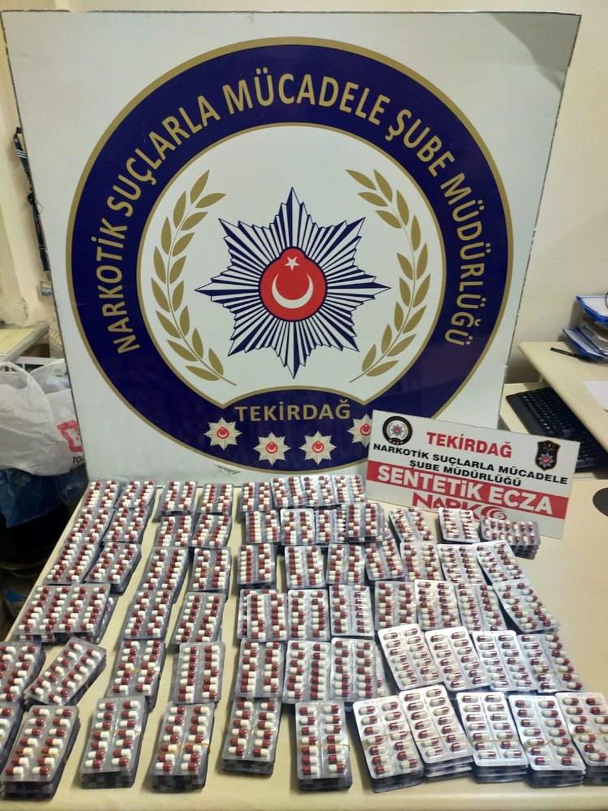Şüpheli araçtan binlerce uyuşturucu hap ele geçirildi