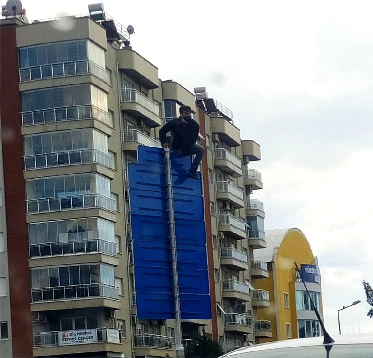 Trafik tabelasına çıkıp, aşağı atlamaya çalıştı