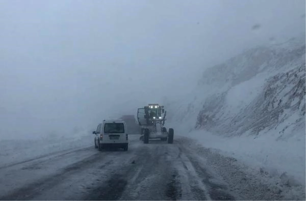 Tunceli\'de mart karı; 52 köy yolu kapandı