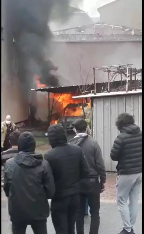 ÜMRANİYE'DE OTOMOBİL ALEV TOPUNA DÖNDÜ ÜMRANİYE'DE OTOMOBİL ALEV TOPUNA DÖNDÜ