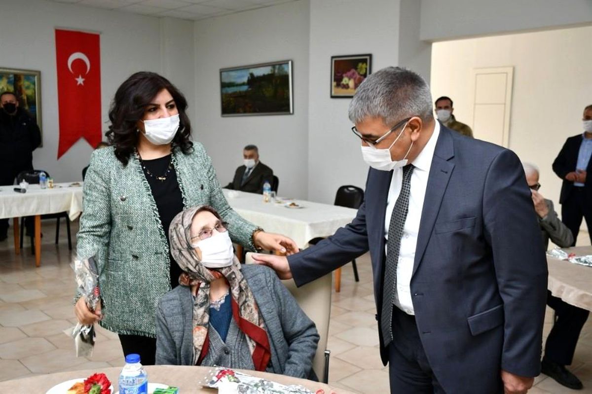Vali Gürel yaşlılarla buluştu