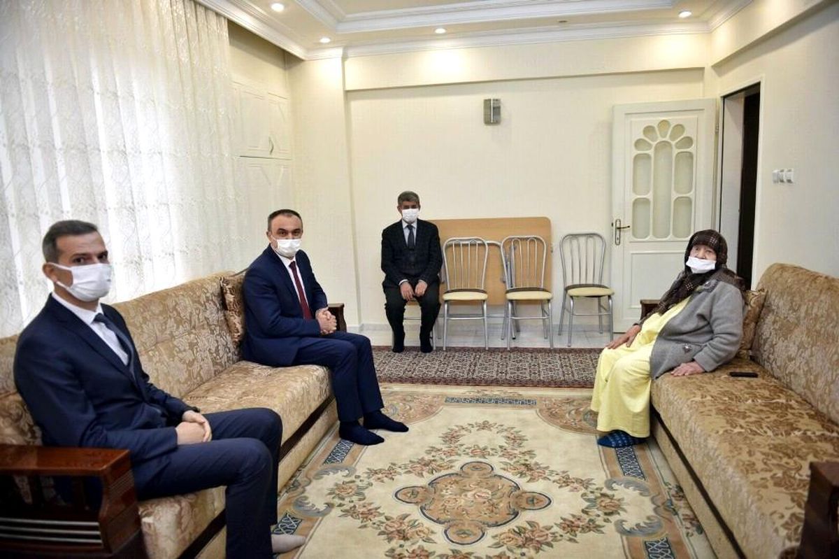 Vali Soytürk en yaşlı bayan çiftçi ile bir araya geldi