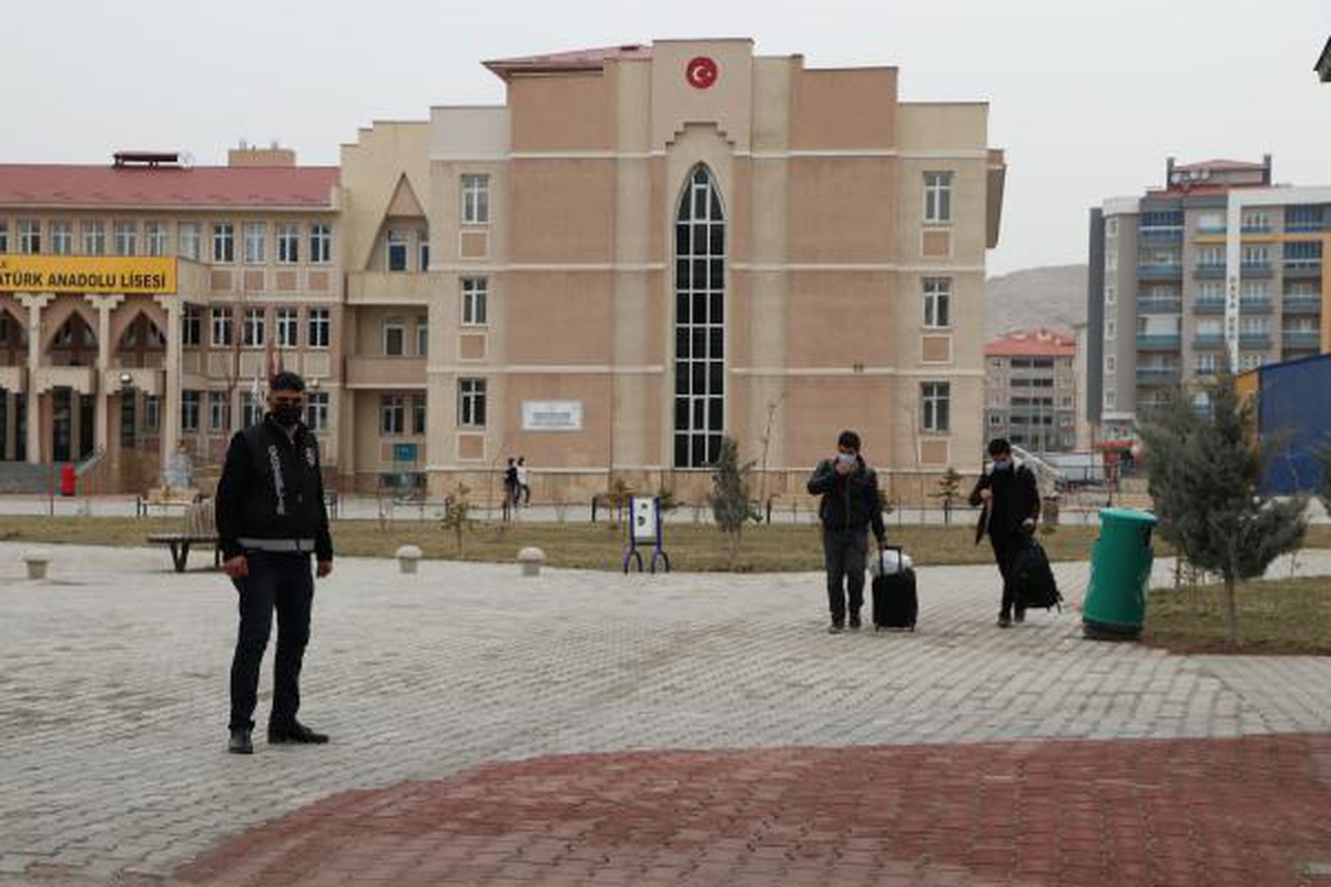 VAN Van Valisi: Kırmızı bölgelerden öğretmenler geldi