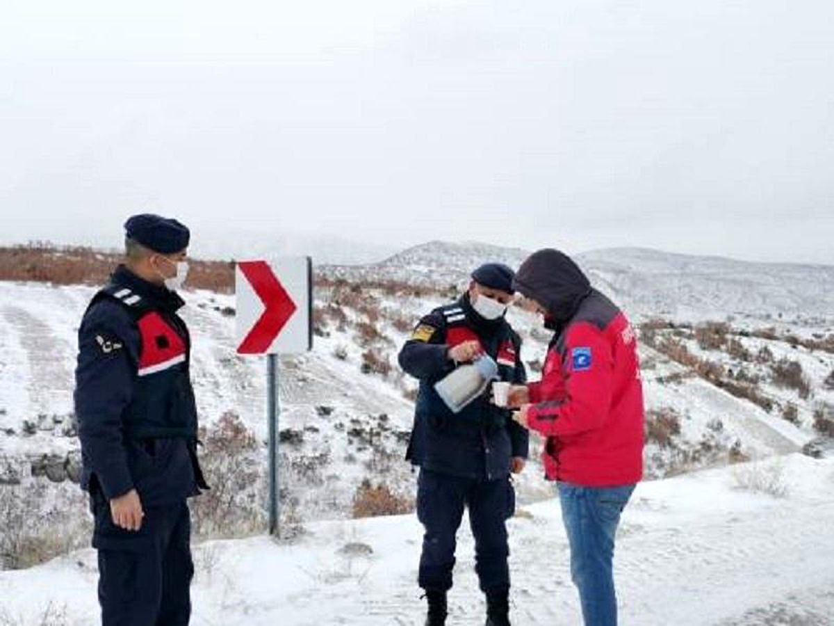 Son dakika haberleri: Yolda mahsur kalan vatandaşı jandarma kurtardı