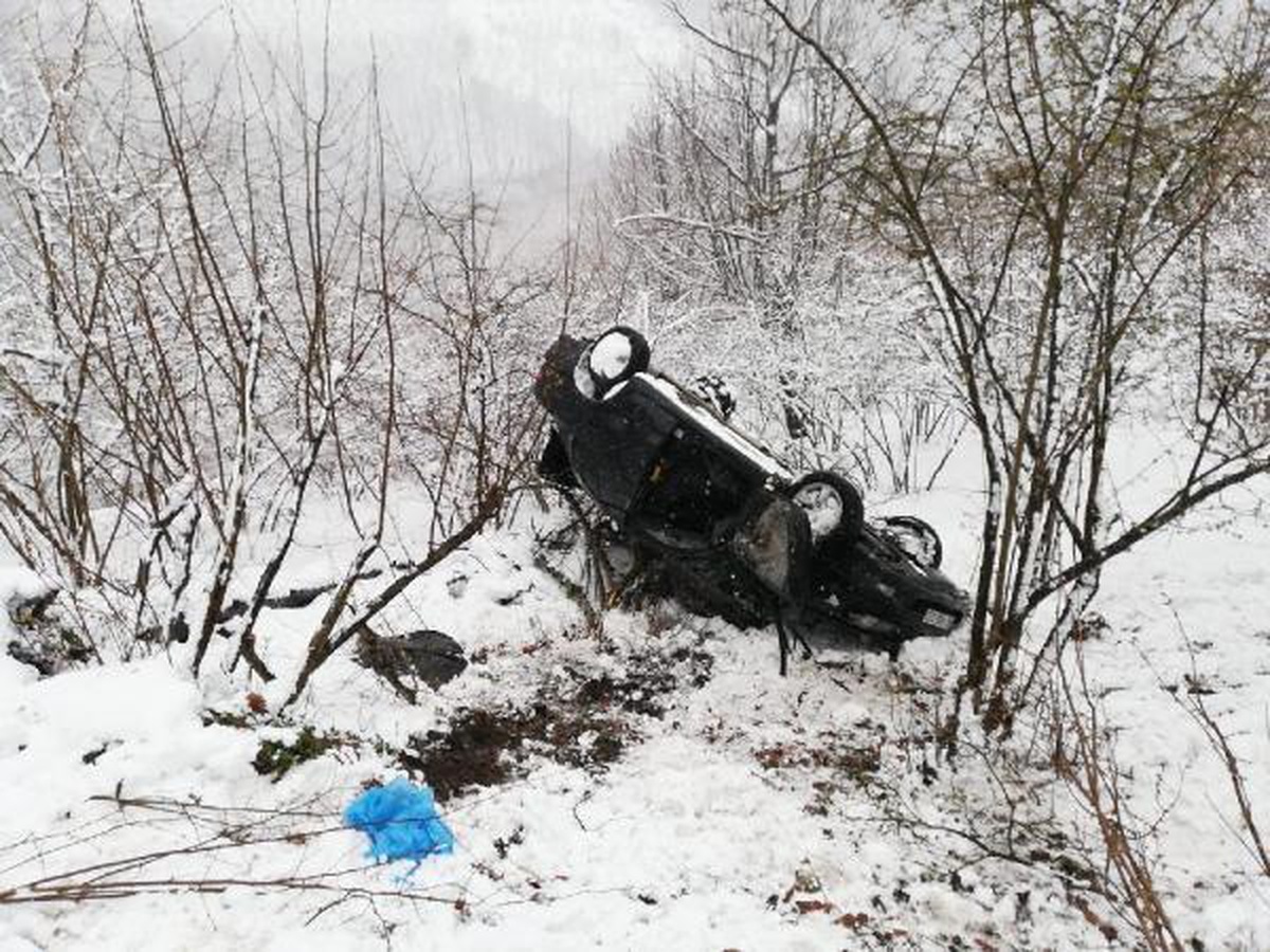 50 metreden yuvarlanan otomobilin sürücüsü nefes kesen operasyonla kurtarıldı