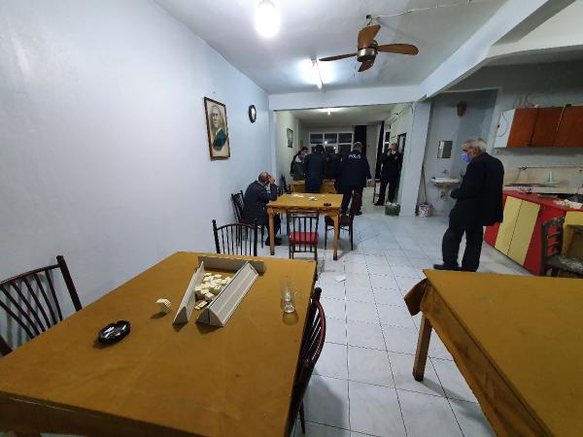 Adana\'da kahvehane baskınında 8 kişiye ceza kesildi