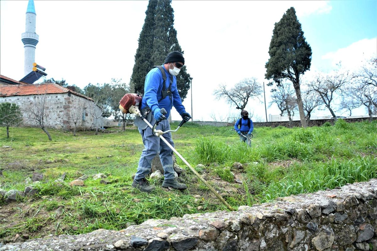 Aliağa Belediyesi bakım ve onarım ekipleri Bahçedere Mahallesi\'nde