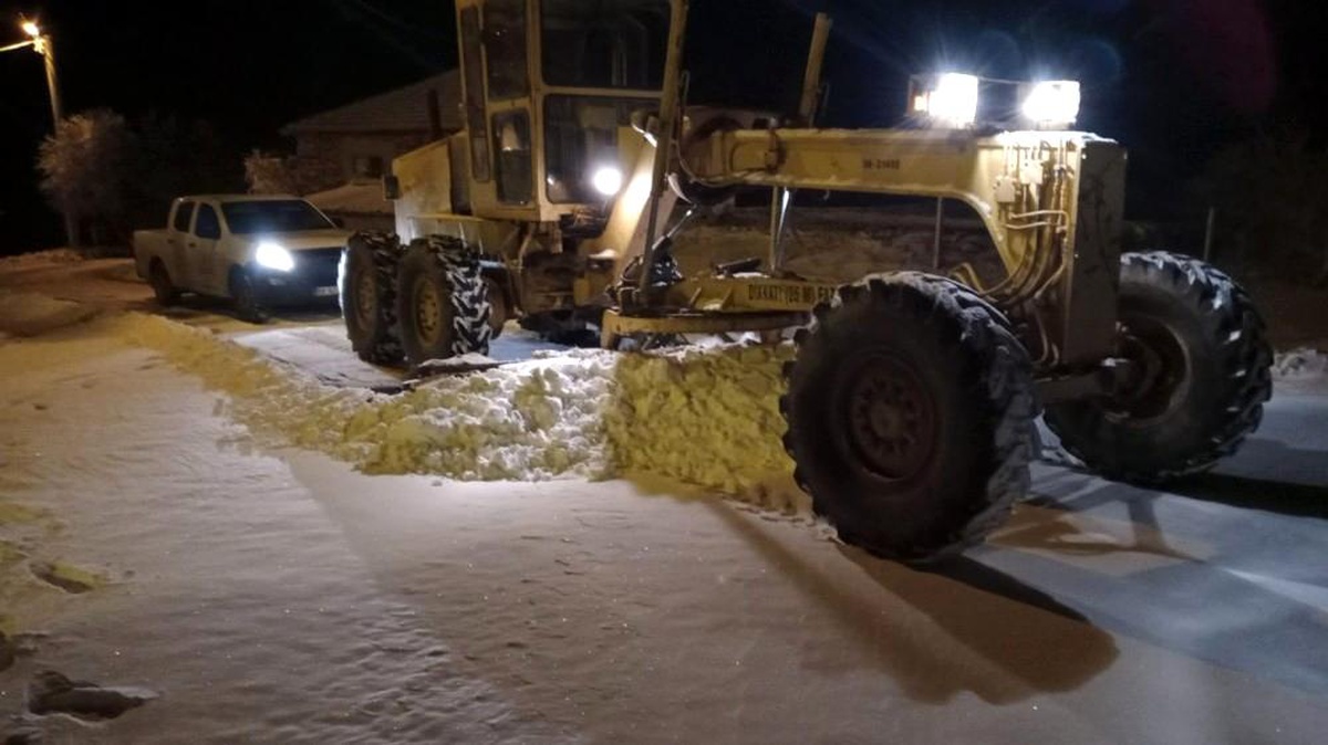 Aydın Büyükşehir Belediyesi yolları açık tutmak için gece mesaisi yaptı