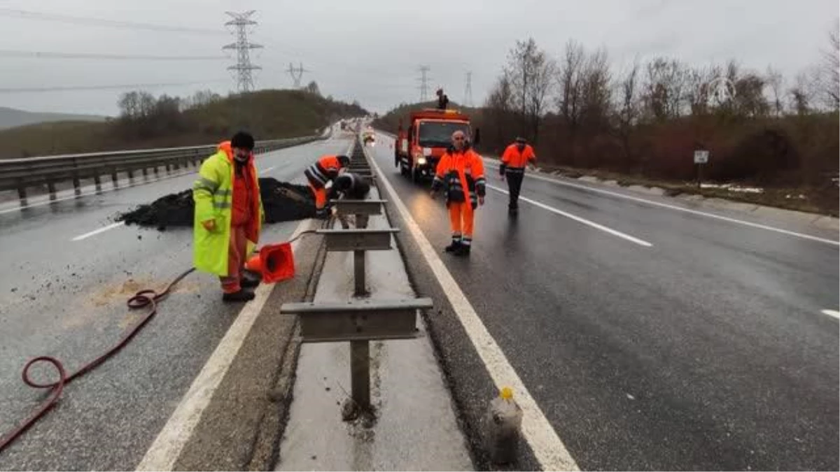 Son dakika: Batı Karadeniz bağlantı yolunun bir bölümündeki heyelan ve çökme nedeniyle yol çift yönlü trafiğe kapatıldı