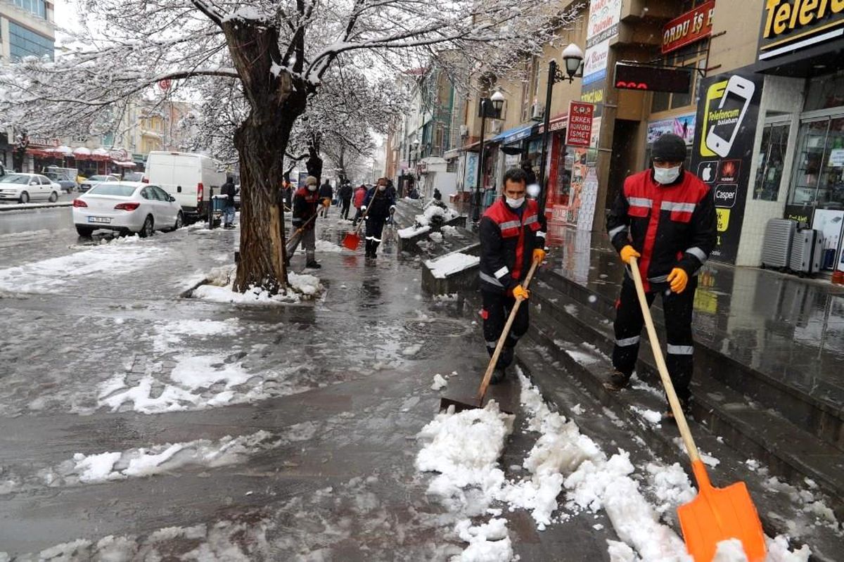 Belediyeden karla mücadele çalışması