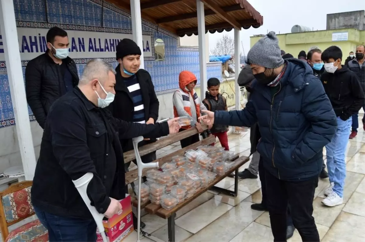 Besni\'de Muhsin Yazıcıoğlu anısına tatlı dağıtıldı