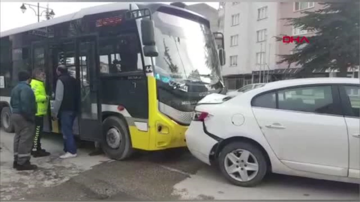 BURSA Halk otobüsünün otomobile çarpması kamerada