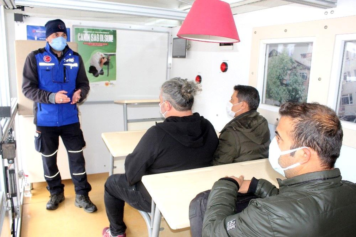 Deprem Tırında gazetecilere eğitim verildi