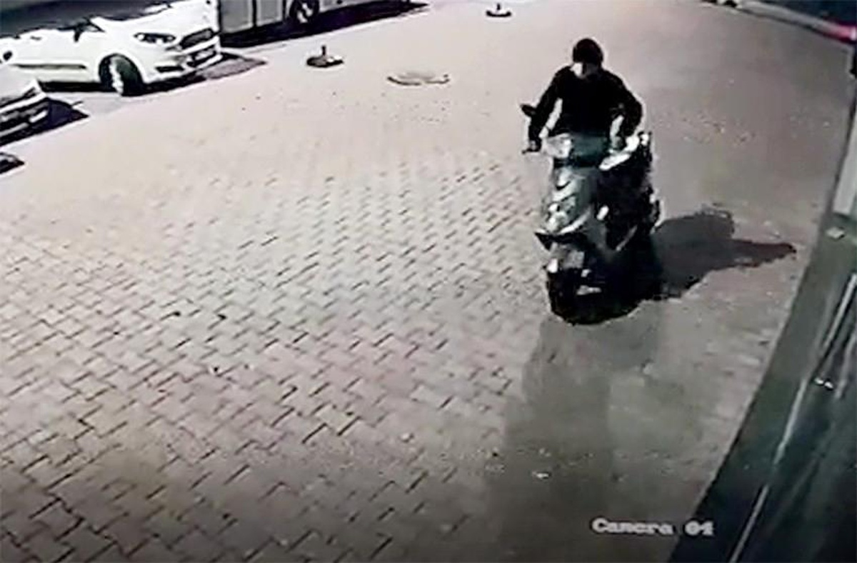 Direksiyon kilidini kırdığı motosikleti iterek götürdü