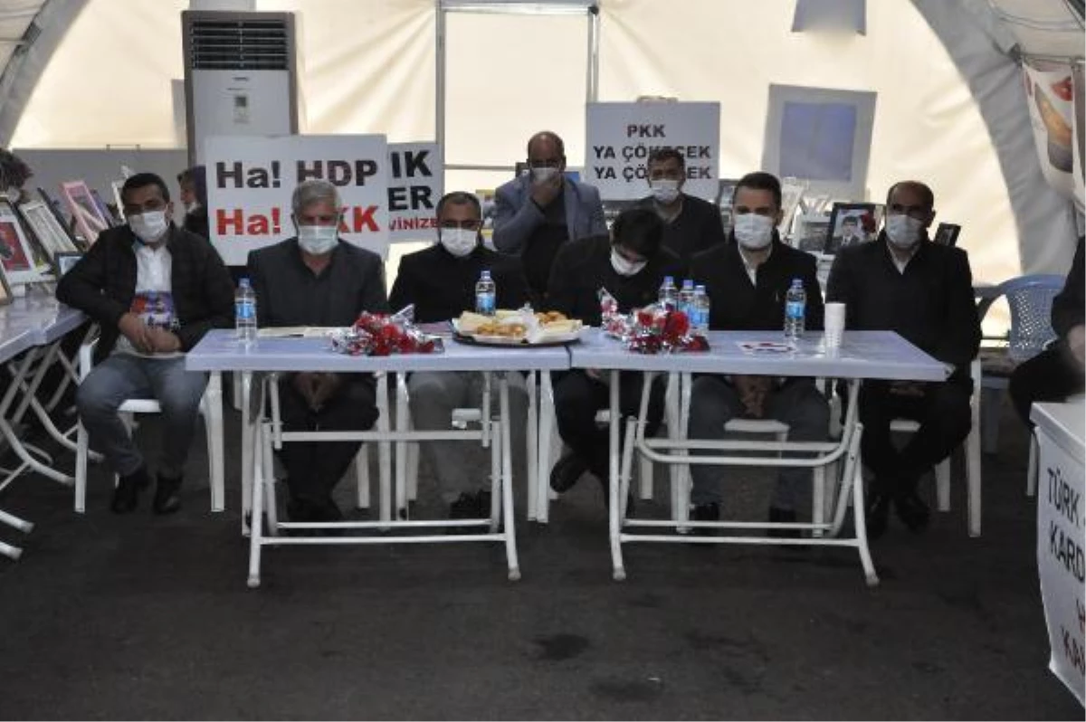 Diyarbakır\'da HDP önündeki eylemde 571\'inci gün; Gara şehitleri için mevlit okutuldu