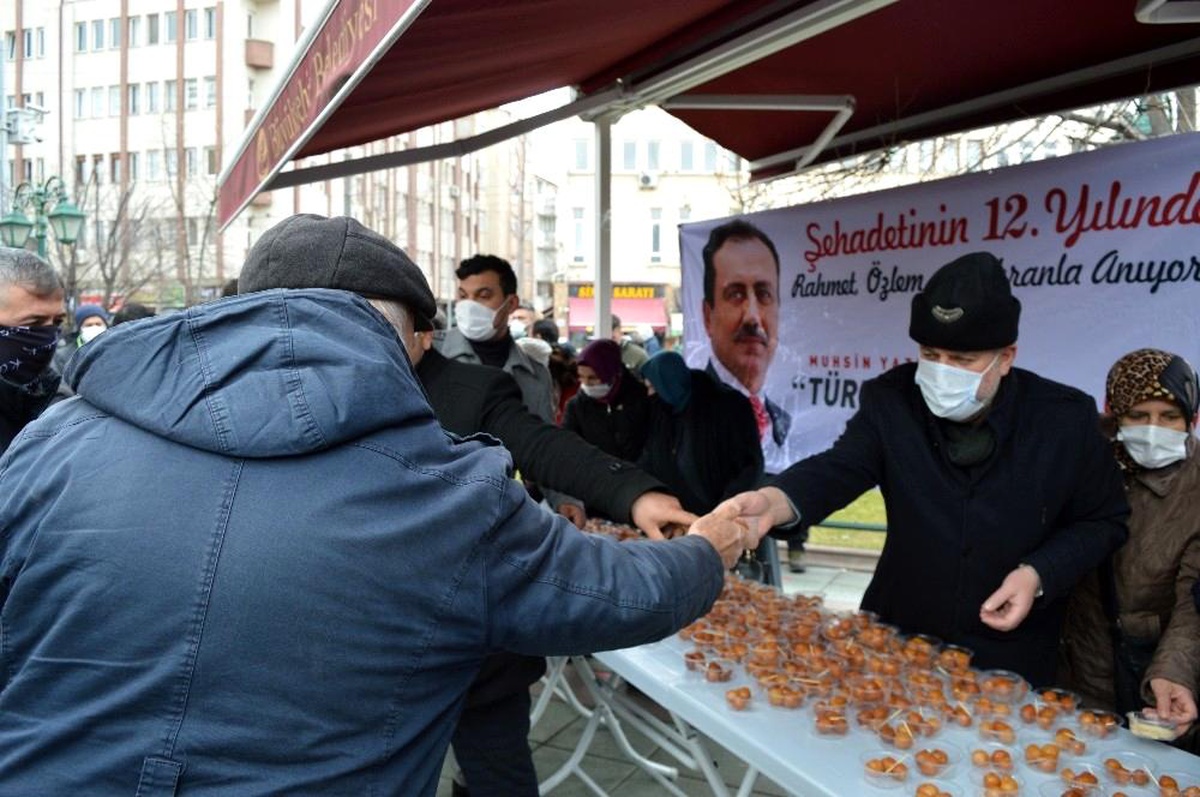Eskişehir\'de Muhsin Yazıcıoğlu için mevlit okundu, lokma dağıtıdı