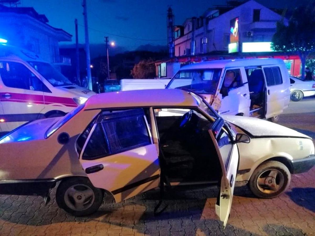Fethiye\'de otomobille kamyonet çarpıştı: 5 kişi yaralandı