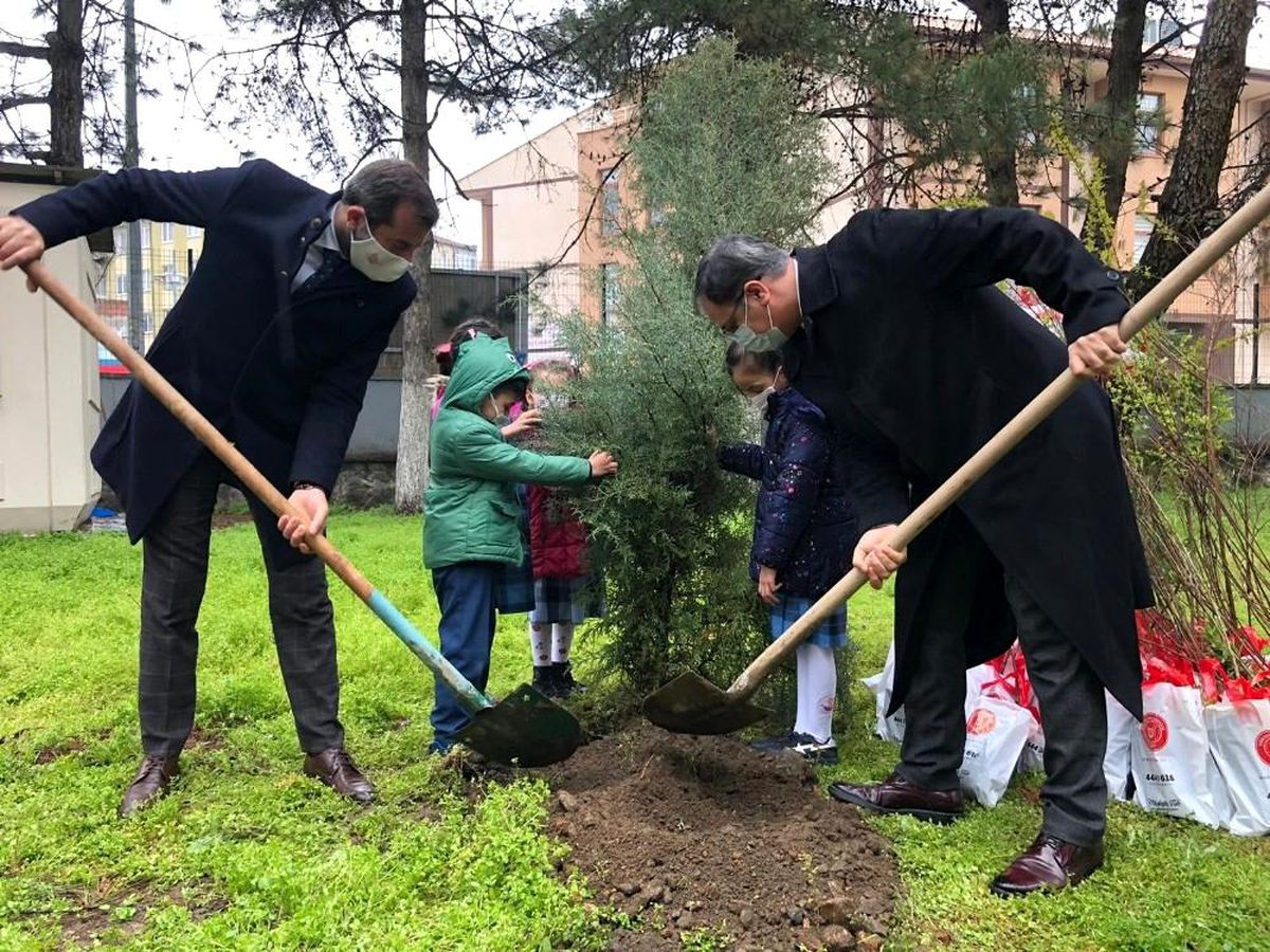 Gürsu protokolü öğrencilerle fidan dikti