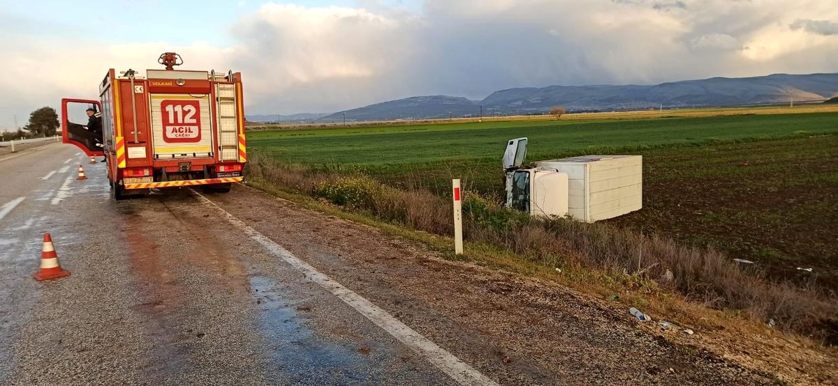 Hatay\'da yağ dolu kamyonet devrildi: 3 yaralı