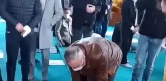 Hutbeyi dinlediği esnada kanlar içerisinde yere yığıldı