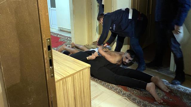 İlişki vaadiyle çağırdıkları kişileri gasp eden çeteye 'Yarasa Kız' operasyonu: 115 gözaltı