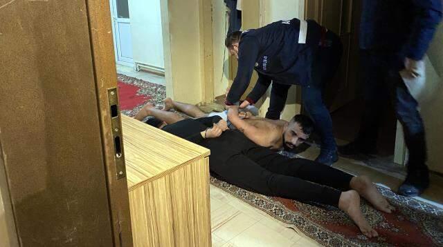 İlişki vaadiyle çağırdıkları kişileri gasp eden çeteye 'Yarasa Kız' operasyonu: 115 gözaltı İlişki vaadiyle çağırdıkları kişileri gasp eden çeteye 'Yarasa Kız' operasyonu: 115 gözaltı