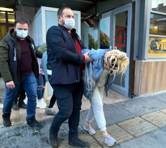 İlişki vaadiyle çağırdıkları kişileri gasp eden çeteye 'Yarasa Kız' operasyonu: 115 gözaltı İlişki vaadiyle çağırdıkları kişileri gasp eden çeteye 'Yarasa Kız' operasyonu: 115 gözaltı