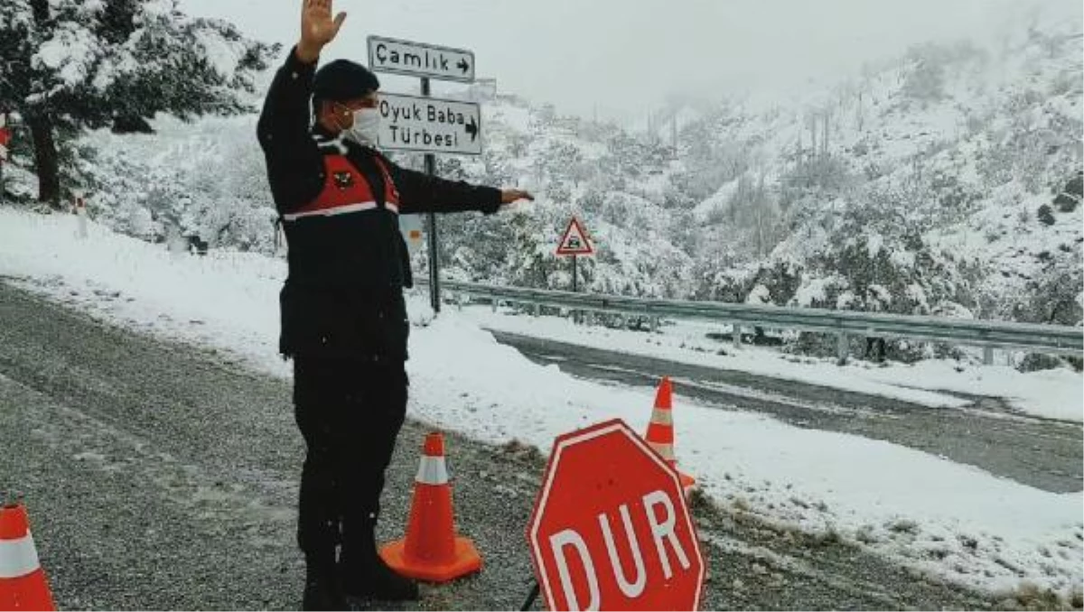 İzmir\'de kar yağdı, yol kapandı