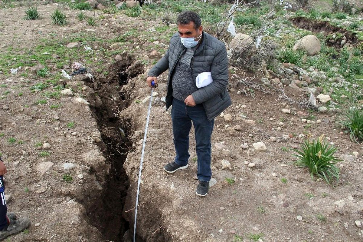 İzmir\'deki korkutan çatlaklara ilişkin büyükşehirden açıklama