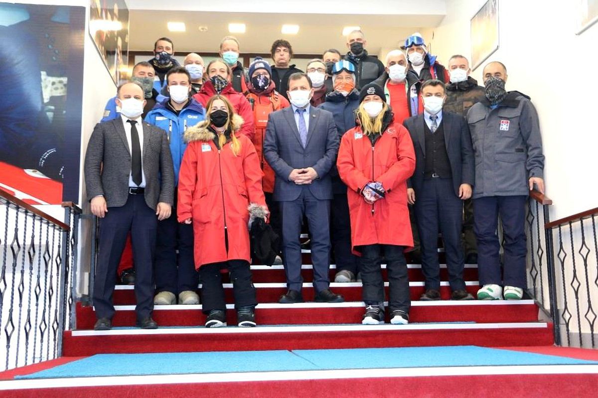 Kabakcı, Snowboard Kursu\'nu ziyaret etti