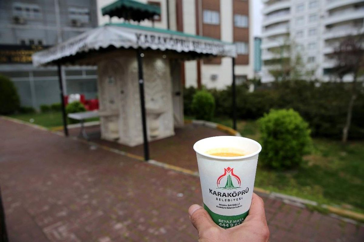Karaköprü\'de su çeşmesinden sıcak çorba akıyor