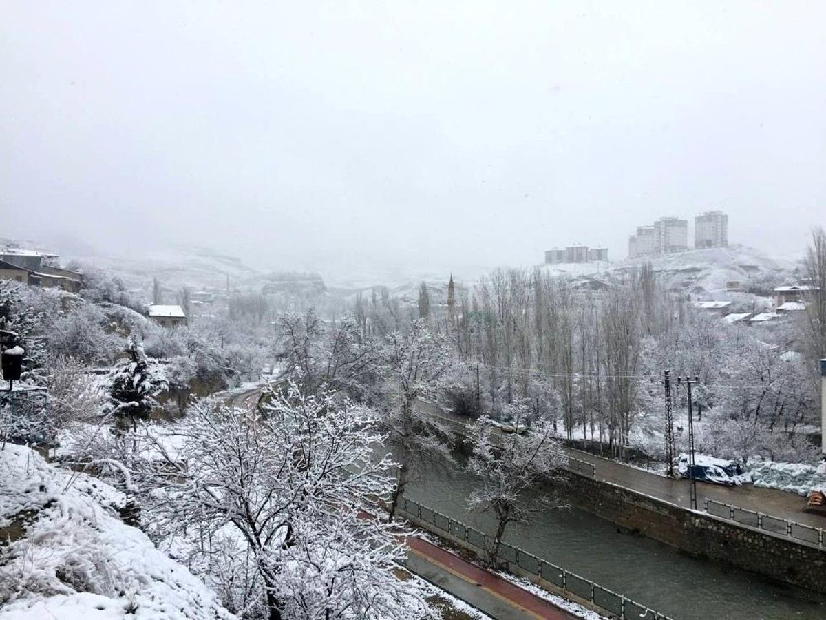 Malatyalılar güne kar yağışı ile başladı