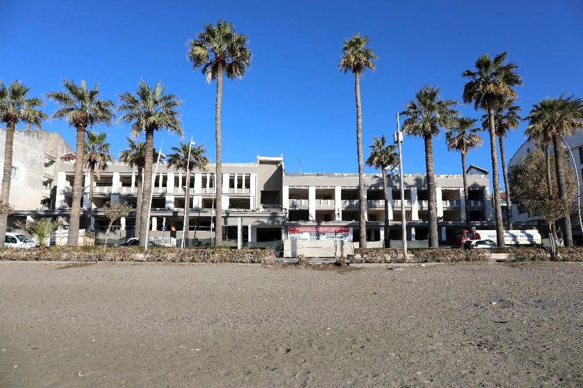 Marmaris\'te belediye binasının yıkımı başladı