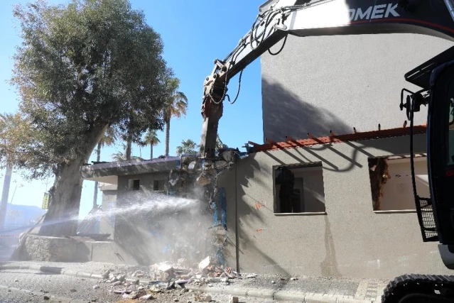 Marmaris'te belediye binasının yıkımı başladı