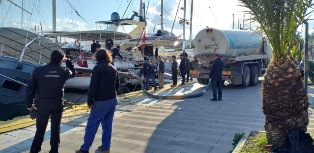 Bodrum'da limanda demirli gulet su alması sonucu yan yattı