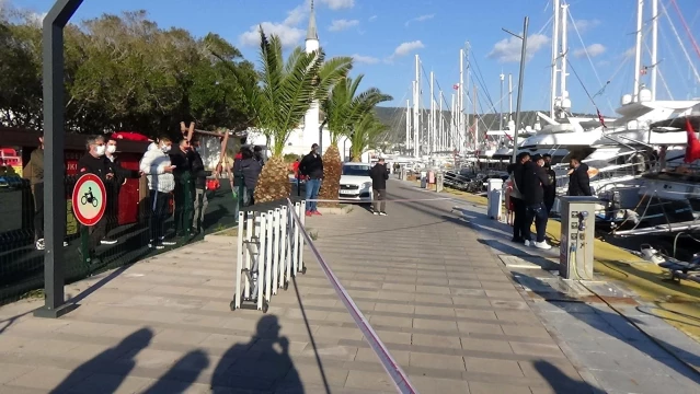 Bodrum'da limanda demirli gulet su alması sonucu yan yattı