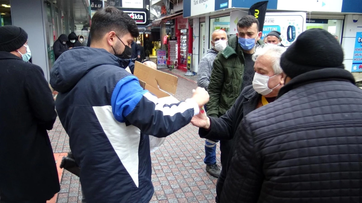 Muhsin Yazıcıoğlu anısına lokum dağıtıldı