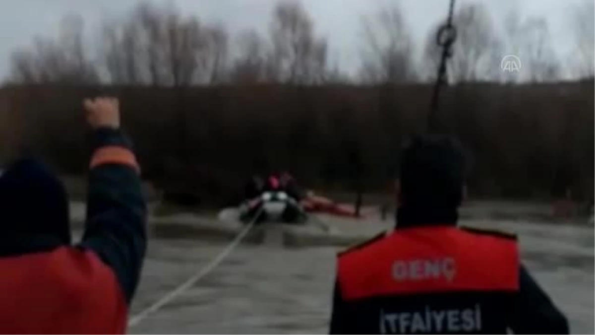 Murat Nehri\'nde mahsur kalan traktör sürücüsü kurtarıldı