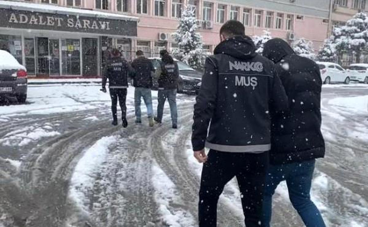 Son dakika: Muş\'ta uyuşturucu operasyonunda gözaltına alınan 2 kişiden 1\'i tutukladı