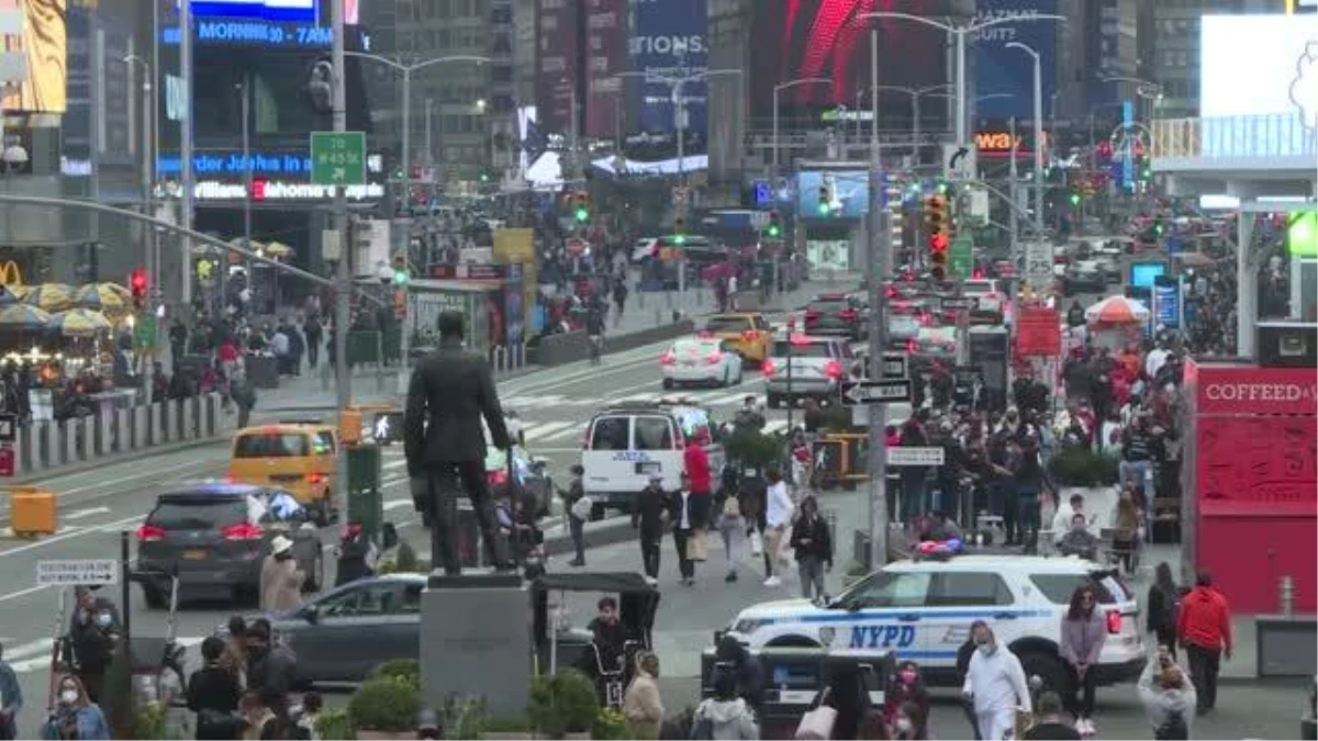 New York sokakları eski kalabalık günlerine geri dönüyor
