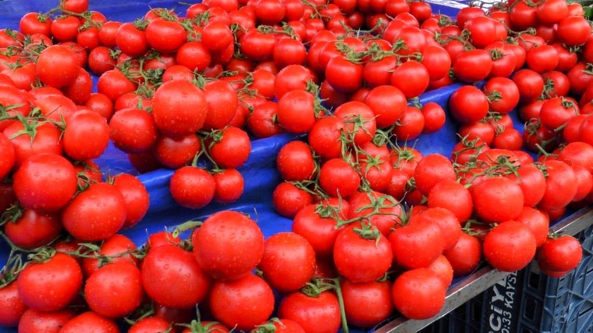 Semt pazarlarında sosyal mesafe kuralları en üst seviyede uygulanıyor