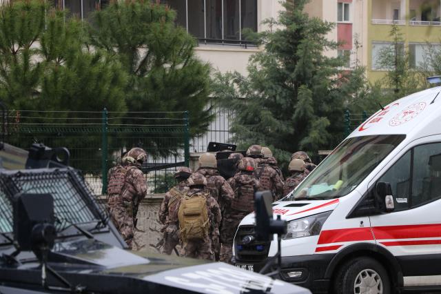 Diyarbak�r'da deh�et! Silahl� sald�rgan 4 ki�ilik aileyi rehin ald�