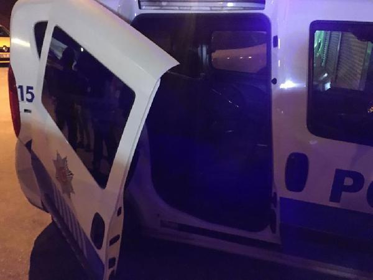 Son dakika: Tekmeyle polis otosunun sürgülü kapısını yerinden çıkardı