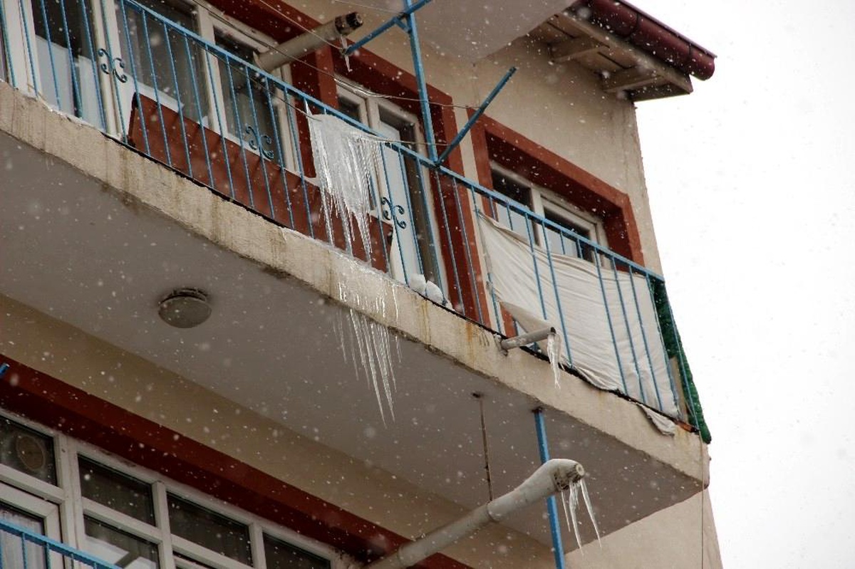 Temizlenmeyen buz sarkıtları tehlike saçıyor