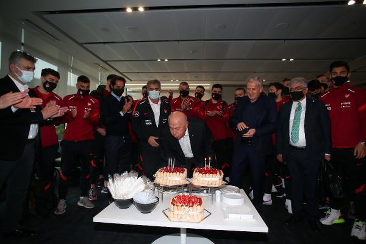 TFF Başkanı Nihat Özdemir\'e doğum günü sürprizi