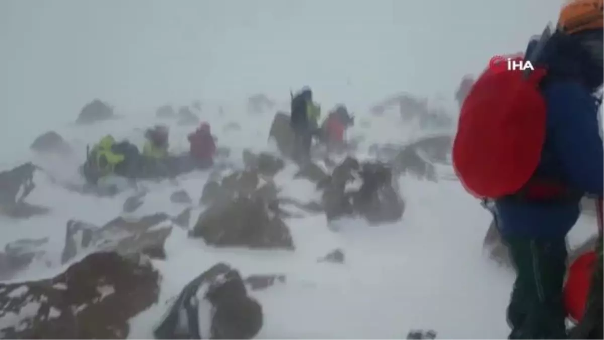 Tipiye yakalanan dağcıların zor anları kamerada