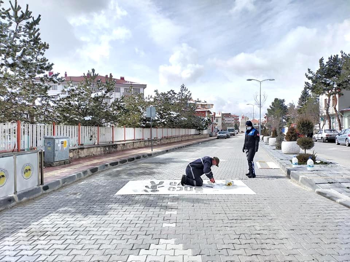 Trafikte \'yaya önceliği\' için çizgiler çizildi