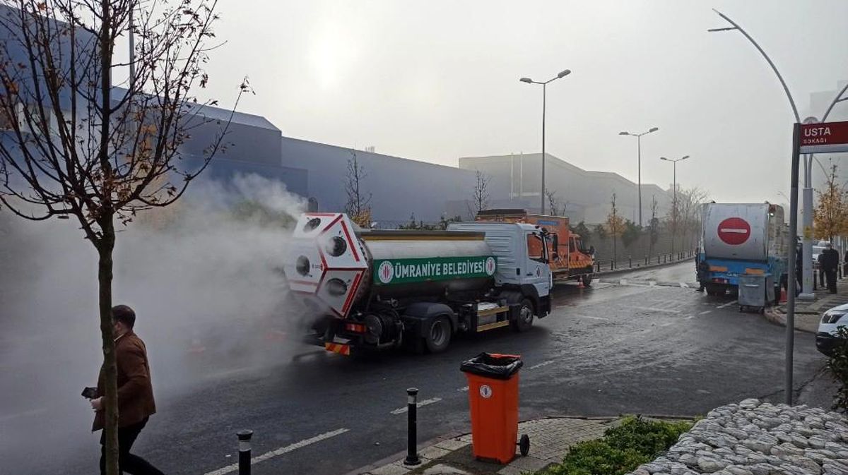 Ümraniye\'nin cadde ve sokaklarında dezenfekte çalışmaları devam ediyor